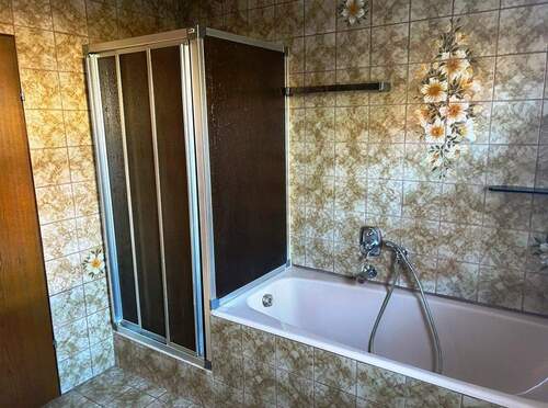 Badezimmer mit Wanne und Dusche - 