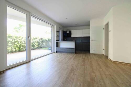 Wohnzimmer mit Blick in die Küche - 