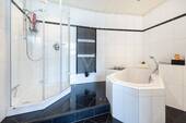 Badezimmer mit Dusche und Badewanne - 