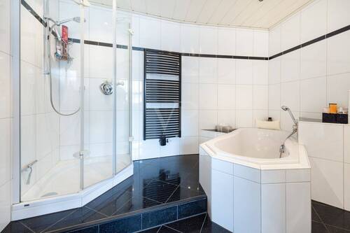 Badezimmer mit Dusche und Badewanne - 