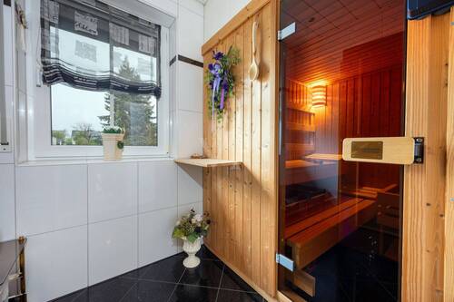 Saunaraum mit Zugang zum Badezimmer - 