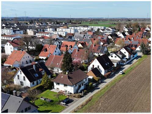 Blick in die Nachbarschaft - AM FELD UND DOCH URBAN - Herrliches Grundstück für Ihr Einfamilien- oder Doppelhaus in Karlsfeld