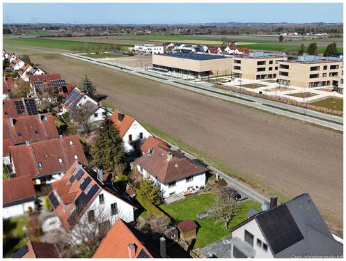 Blick über das Grundstück zum Gymnasium - Grundstück in Karlsfeld zum Kaufen