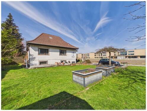 Süd-Ostgarten mit Blick auf den Altbestand - 