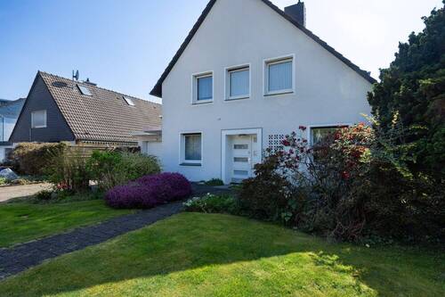 Hausansicht Straße - Einfamilienhaus mit 200,00 m&sup2; in Heiligenhaus zum Kaufen