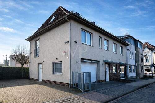 Seitenansicht - 9 Zimmer Mehrfamilienhaus, Wohnhaus zum Kaufen in Celle