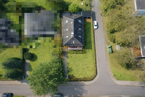 Vogelperspektive - Geräumiges Einfamilienhaus mit Garten und Platz