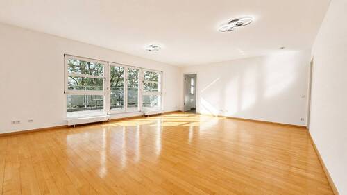 Wohn- Esszimmmer - *Absolute Top Lage* Westend-Süd: Großzügige 2-Zimmer-Wohnung, zwei Balkone, Parkett, TG-Stellplatz