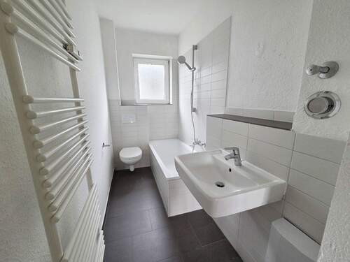 Bad mit Fenster + Wanne - 3 Zimmer Etagenwohnung in Kiel