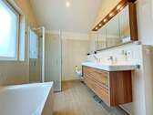 schickes Badezi. mit Fenster - 