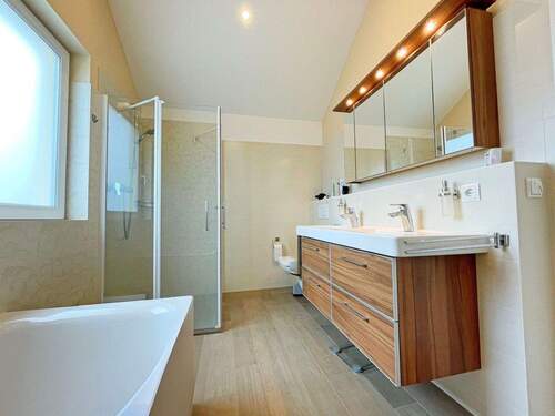 schickes Badezi. mit Fenster - 