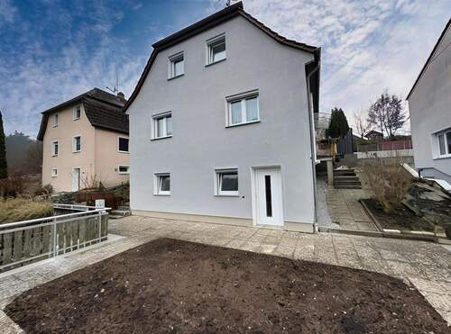 Eingangsbereich Einliegerwohnung/Hausaufgang seitlich - Einfamilienhaus mit 100,00 m&sup2; in Erolzheim zum Kaufen