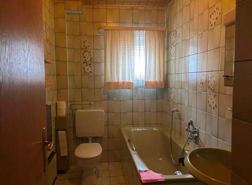 3 Sanitärbereich im EG.jpg - Doppelhaushälfte mit 120,00 m&sup2; in Eltmann zum Kaufen