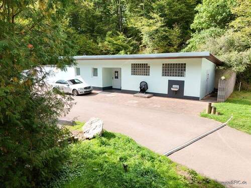 Sanitärgebäude und Garage - 