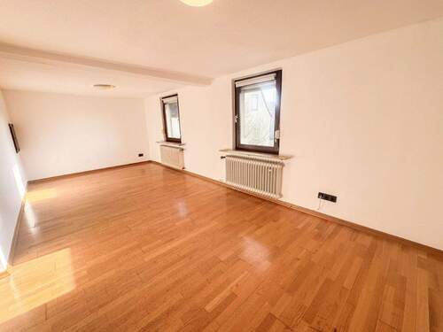 Wohnzimmer mit Parkett - 4 Zimmer Bauernhaus, Landhaus zum Kaufen in Rengsdorf