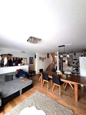 Wohnzimmer Richtung Treppe - Mehrfamilienhaus, Wohnhaus mit 130,00 m&sup2; in Zirndorf zum Kaufen