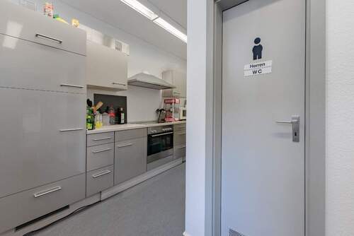 Aufenthaltsraum mit Küche und WC-Anlagen - 