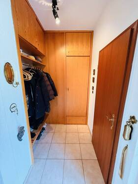 14 Garderobe und Gäste-WC EG - 