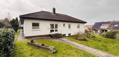 1 Hausansicht - Großzügiger Winkelbungalow (Erbpacht) in begehrter Wohnlagen (Wieter) von Northeim - viel Platz, Charme und Entwicklungspotenzial