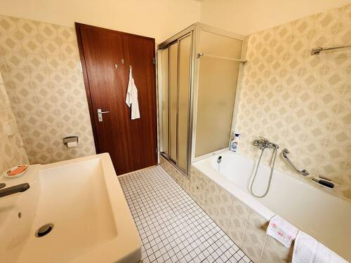 28 Badezimmer mit Badewanne und Dusche EG - 