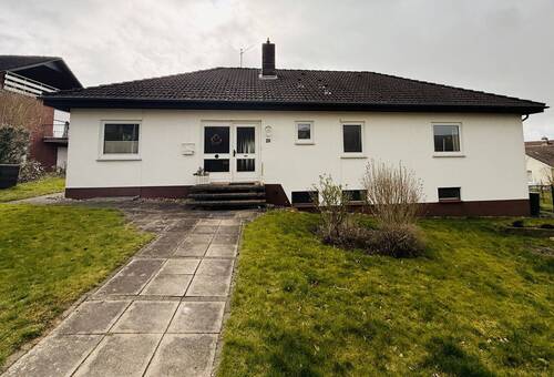 2 Hausansicht - 5 Zimmer Bungalow zum Kaufen in Northeim