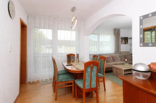 Helles, modernes Esszimmer mit Wohnzimmeransicht.png - 4 Zimmer Etagenwohnung in Lahr/Schwarzwald