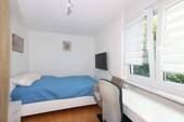 Helles Kinderzimmer mit Arbeitsplatz - 