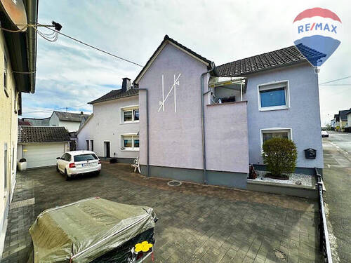 02 Seitenansicht Hof Garage - 5 Zimmer Einfamilienhaus zum Kaufen in Beselich