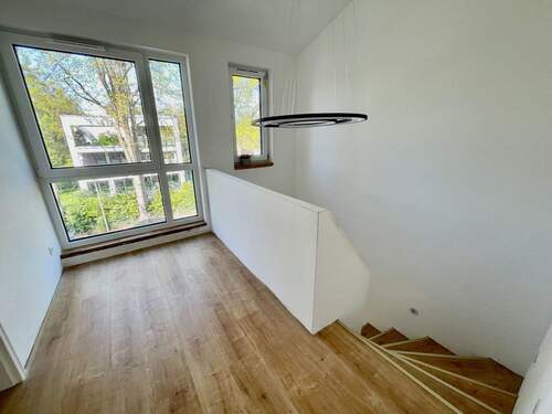 Flurbereich Staffelgeschoss.jpeg - NEUBAU STANDARD A+ STADTHAUS MODERN UND MIT SCHÖNEM GARTEN !!