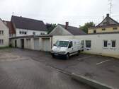 Garagen (dahinter Kegelbahn) - Mehrfamilienhaus, Wohnhaus mit 360,00 m² in Ichenhausen zum Kaufen