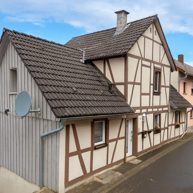 Haus Nordwest - 5 Zimmer Mehrfamilienhaus, Wohnhaus zum Kaufen in Großenlüder