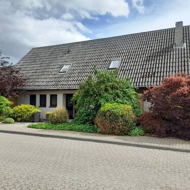 Ansicht Straße - Sehr schickes und geräumiges Einfamilienhaus - auch als Zweifamilienhaus ausbaubar - für den gehobenen Anspruch in Berne