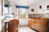 Bad mit Holzwanne und -becken - 