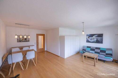 Wohnzimmer mit Essbereich - 2 Zimmer Etagenwohnung in Nürnberg