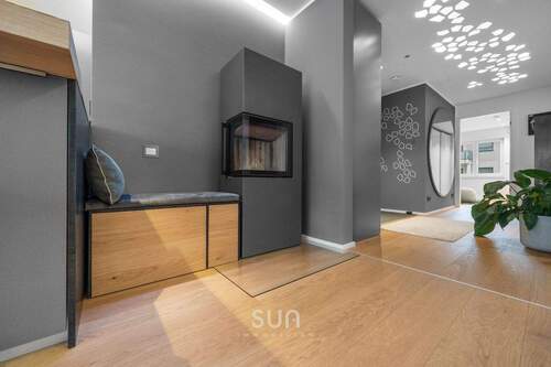 GEMÜTLICHER WOHNBEREICH MIT KAMIN - 