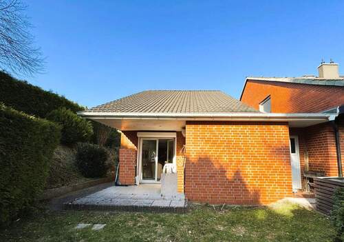 Titelbild Terrassenansicht - Patentes kleines Einfamilienhaus mit Carport und Garten, Bj. 2001 in Ruhelage und dennoch zentral