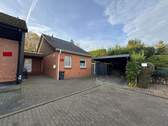 Hausansicht mit Carport - 