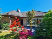 Gartenansicht - Großzügiger Winkel-Walmdach-Bungalow in Varel