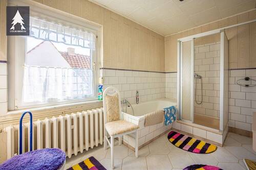 Bad mit Wanne und Dusche - 