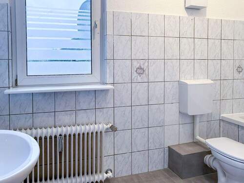 Badezimmer mit Fenster - 