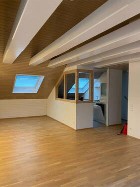 Wohnbereich mit Blick auf Küch - 3-Zimmer-Dachgeschosswohnung zu verkaufen