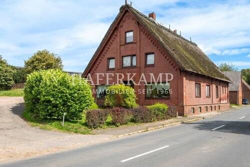 Ansicht - Reetdach-Rarität mit Halle und Garage