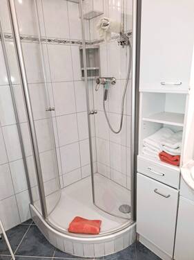Bad mit Dusche.jpg - 