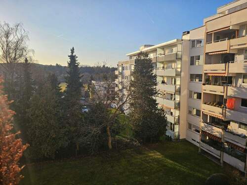 Umgebungsbebauung/Blick ins Grüne - 3 Zimmer Etagenwohnung zum Kaufen in Fürth