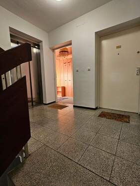 Geschosstreppe/Aufzug/Wohnungszugang - 3 Zimmer Etagenwohnung in Fürth