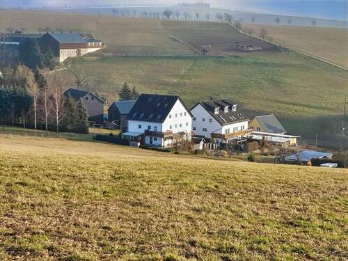 Blick auf die beiden Gebäudekomplexe - 4 Zimmer Reihenendhaus in Rabenau