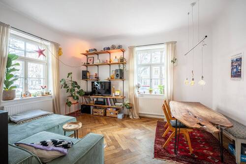 Wohnzimmer - AIGNER - Vollständig sanierte Altbauwohnung in begehrter Lage Sendlings!