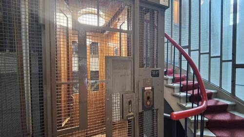 Treppenhaus mit Fahrstuhl - 