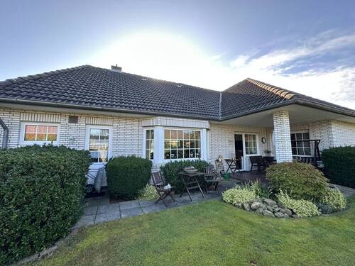 Bild von hinten - Repräsentativer weißer Bungalow mit gepflegtem Garten