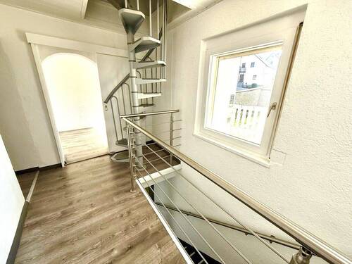 Im Obergeschoss - Ihr Flur gen Treppe in Ihr Dachgeschoss & Kinder- oder Arbeitszimmer - 